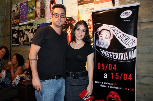 Alexandre Nero com a namorada na estreia da peça 'Preferiria não', no Centro do Rio (Foto: Henrique Oliveira / Photo Rio News)