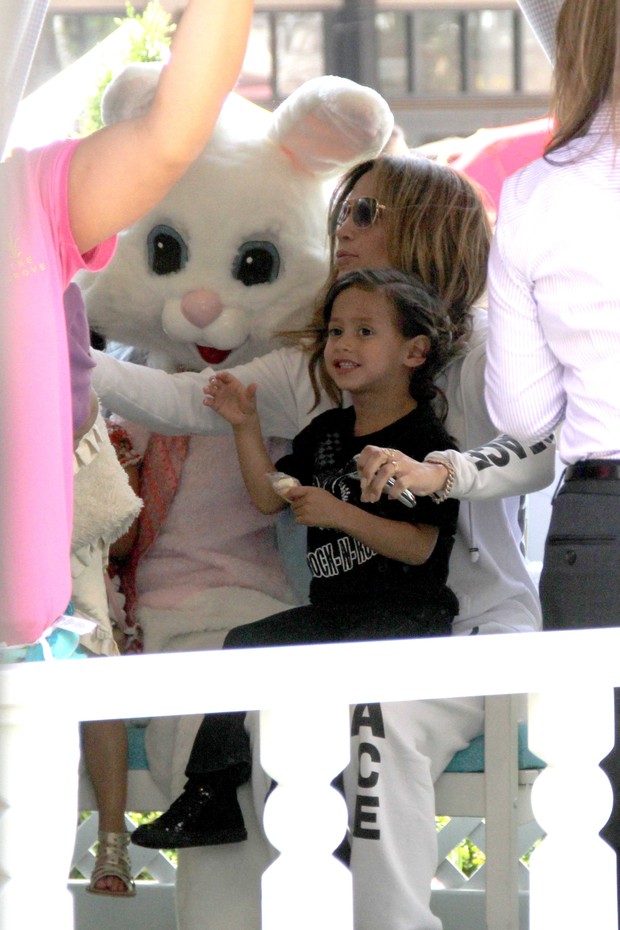 Jennifer Lopez e os filhos Maximiliam e Emme posam com um coelhinho da Páscoa em Los Angeles, nos Estados Unidos (Foto: Grosby Group/ Agência)