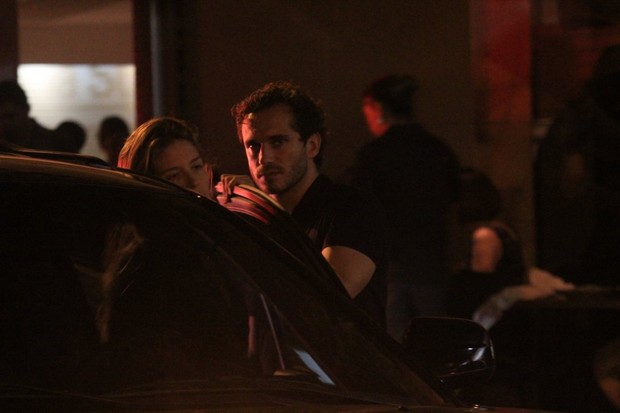 Paulo Rocha com a namorada Juliana Pereira em restaurante no Rio (Foto: Rodrigo dos Anjos / Ag. News)