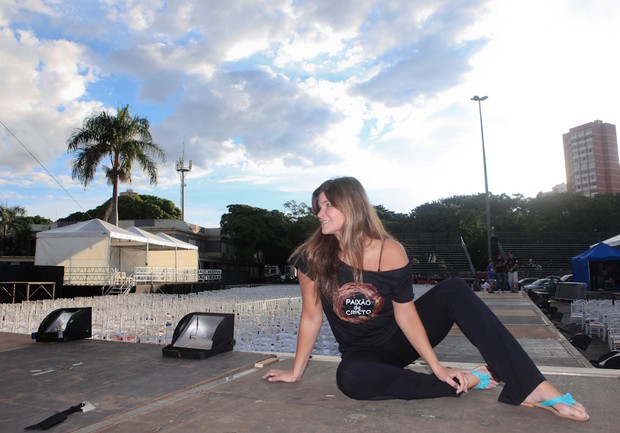 Cristiana Oliveira posa na Praça Cívica, em Goiânia (Foto: Bruno Karim/ Divulgação)