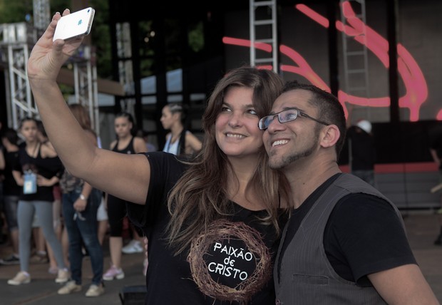 Cristiana Oliveira posa com o diretor Eduardo de Souza na Praça Cívica, em Goiânia (Foto: Bruno Karim/ Divulgação)