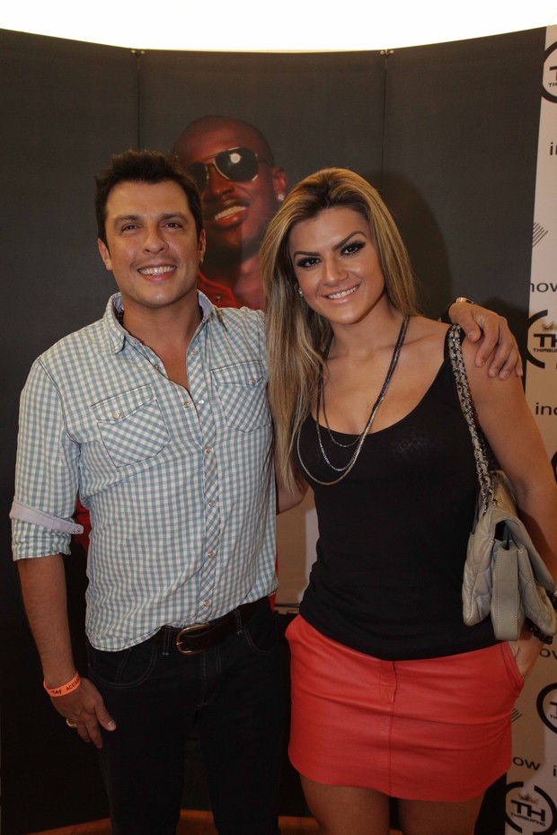 Ceará e Mirella Santos nos bastidores da gravação do DVD de Thiaguinho (Foto: Fred Pontes/ Divulgação)
