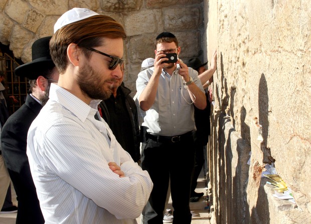 Tobey Maguire em Jerusalém (Foto: Grosby Group/Agência)