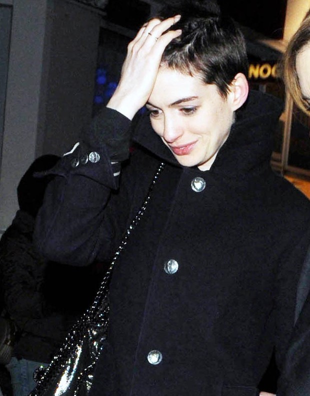 Anne Hathaway e seu novo corte de cabelo (Foto: Agência/Brainpix)