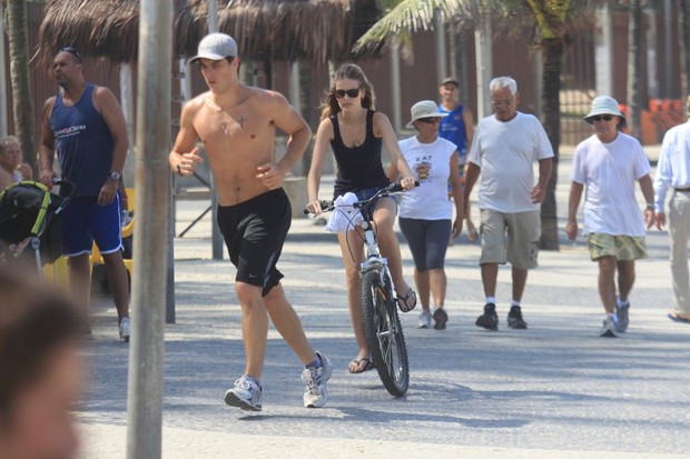 Yasmin Brunet passeia de bicicleta com o namorado pela orla do Rio (Foto: Rodrigo dos Anjos / AgNews)