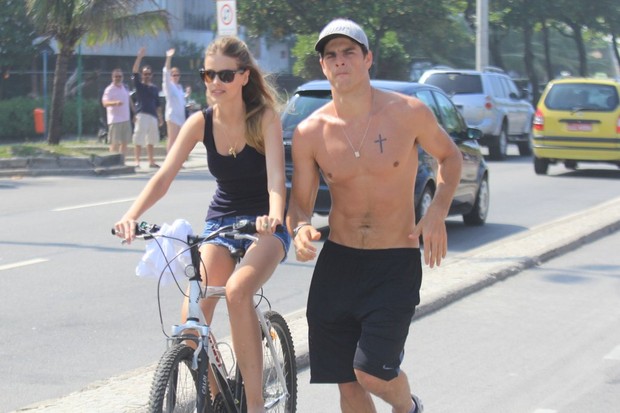 Yasmin Brunet passeia de bicicleta com o namorado pela orla do Rio (Foto: Rodrigo dos Anjos / AgNews)