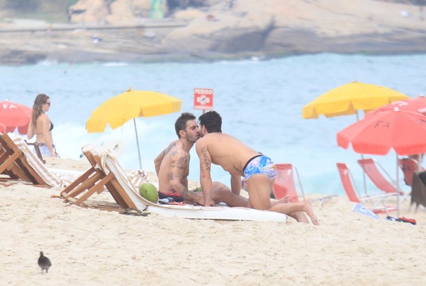 Harry Louis e Marc Jacobs na praia de Ipanema, no Rio (Foto: Rodrigo dos Anjos / AgNews)