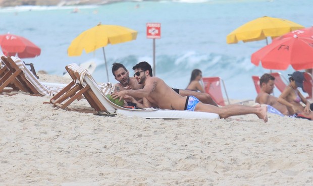 Harry Louis e Marc Jacobs na praia de Ipanema, no Rio (Foto: Rodrigo dos Anjos / AgNews)
