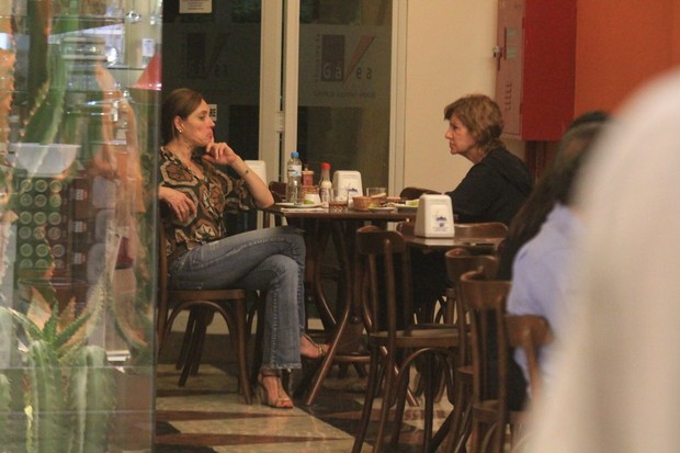 Christiane Torloni com amiga em shopping no Rio (Foto: Rodrigo dos Anjos / Ag. News)