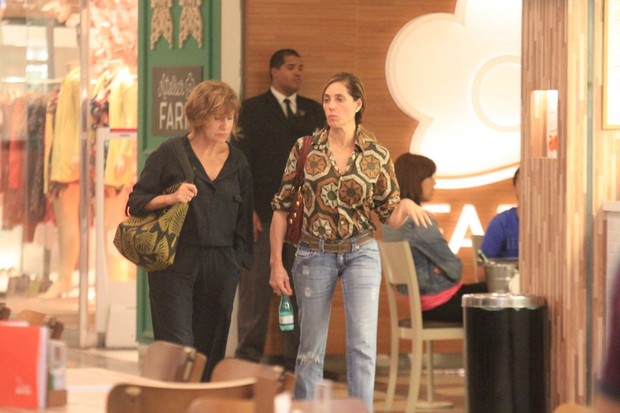 Christiane Torloni com amiga em shopping no Rio (Foto: Rodrigo dos Anjos / Ag. News)