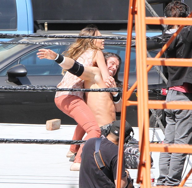 Jessica Alba roda cenas de luta nesta segunda-feira, 9, em Los Angeles, nos Estados Unidos - X17 (Foto: X17/ Agência)