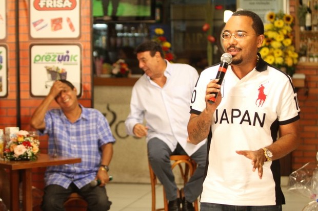 Dudu Nobre na gravação do programa “Samba de Primeira” (Foto: Anderson Borde / AgNews)
