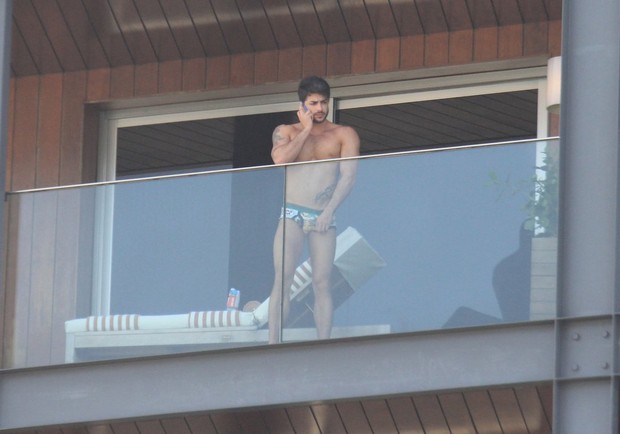 Namorado de Marc Jacobs surge de cueca na varanda de hotel (Foto: Rodrigo dos Anjos/Ag News)