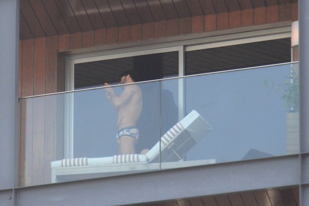Namorado de Marc Jacobs surge de cueca na varanda de hotel (Foto: Rodrigo dos Anjos/Ag News)