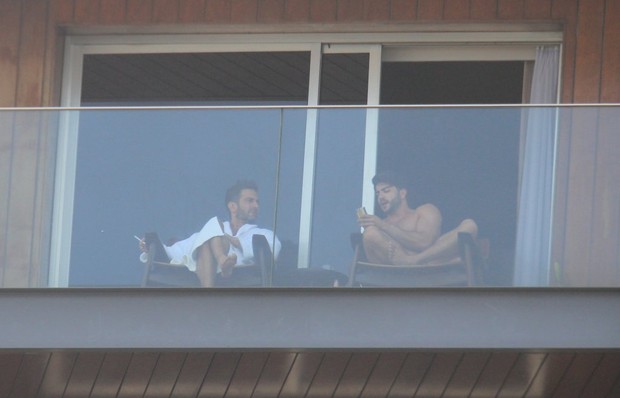 Marc Jacobs e namorado relaxam na varanda (Foto: Rodrigo dos Anjos/Ag News)