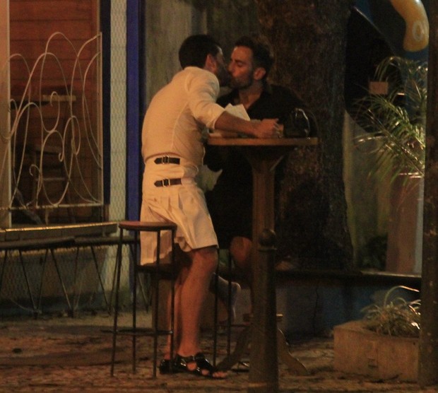Marc Jacobs com o namorado Harry Louis em Ipanema, Zona Sul do Rio (Foto: Rodrigo dos Anjos / Ag. News)