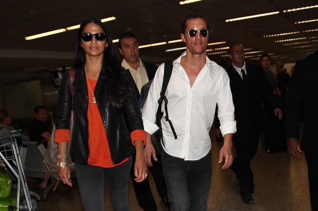 Mattew McConaughey e Camila Alves desembarcam em São Paulo (Foto: Manuela Scarpa/Photo Rio News)