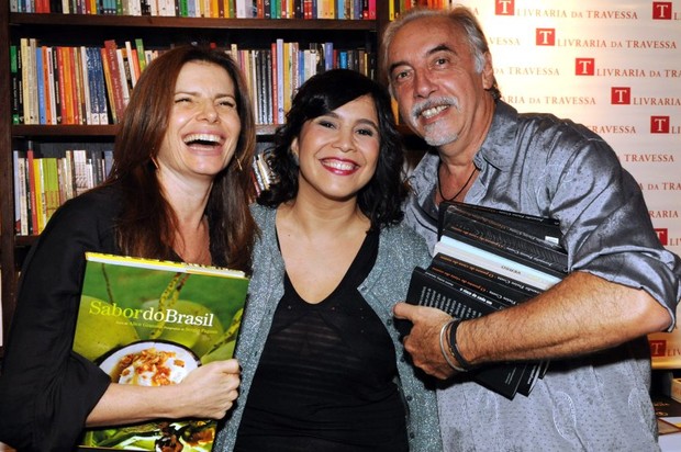 Debora Bloch , Alice Granato e Sergio Pagano em lançamento de livro no Rio (Foto: Cristina Granato/ Divulgação)
