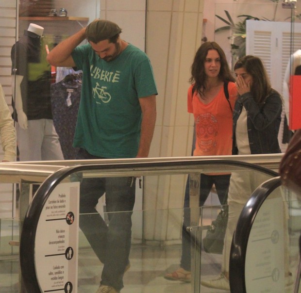 Thiago Lacerda e Vanessa Lóes com amigos em shopping no Rio (Foto: Rodrigo dos Anjos / Ag. News)