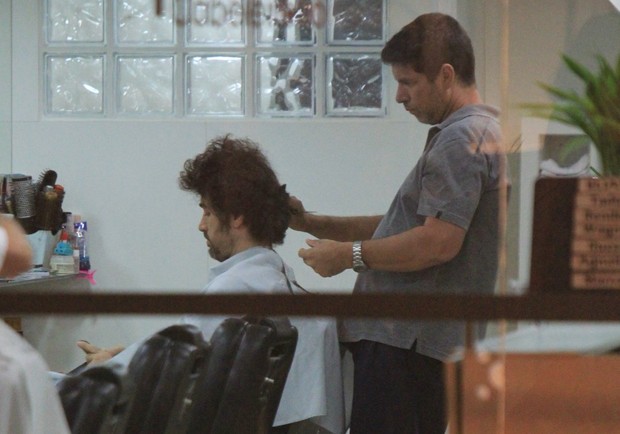 Eriberto Leão corta o cabelo em shopping na Zona Sul do Rio (Foto: Rodrigo dos Anjos / Ag. News)