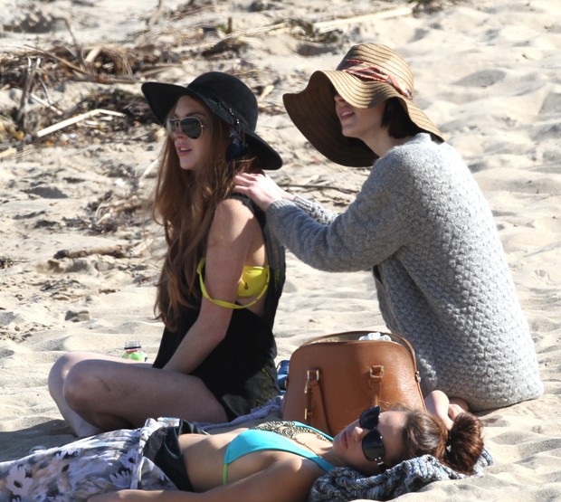 Lindsay Lohan vai a praia com amigas em Malibu, na Califórnia, nos EUA – X17 (Foto: X17/ Agência)