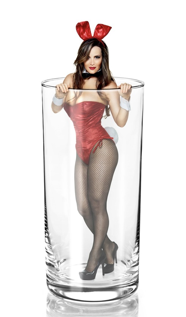 Márcia Spézia, coelhinha da 'Playboy', posa dentro de um copo para matéria da revista sobre vodca (Foto: Gustavo Arrais / Divulgação Playboy)