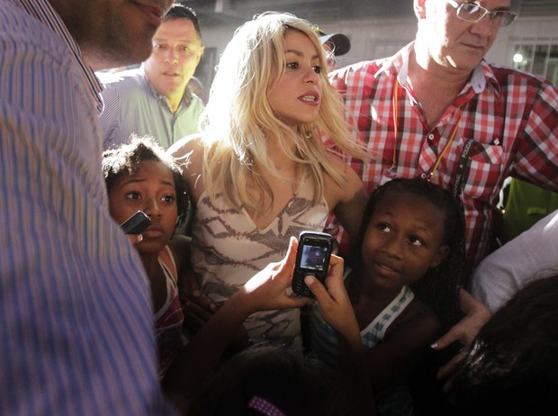 Shakira é cercada por crianças em Cartagena, na Colômbia (Foto: Reuters/ Agência)