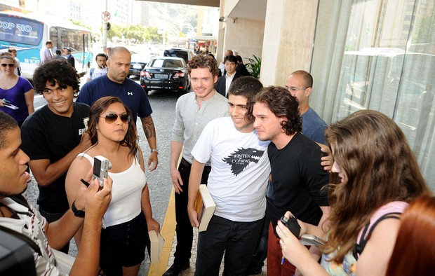 Fãs na porta do hotel onde Kit Harington e Richard Madden estão hospedados, no Rio (Foto: HBO / Divulgação)