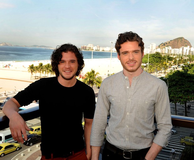 Kit Harington e Richard Madden, de Game of Thrones, visitam o Rio (Foto: HBO / Divulgação)