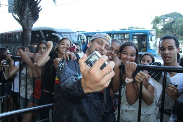 O ex-BBB Diogo Pretto tira foto com fãs em Minas Gerais (Foto: Wesley Costa / AgNews)