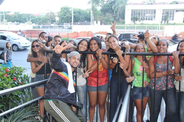 O ex-BBB Diogo Pretto tira foto com fãs em Minas Gerais (Foto: Wesley Costa / AgNews)