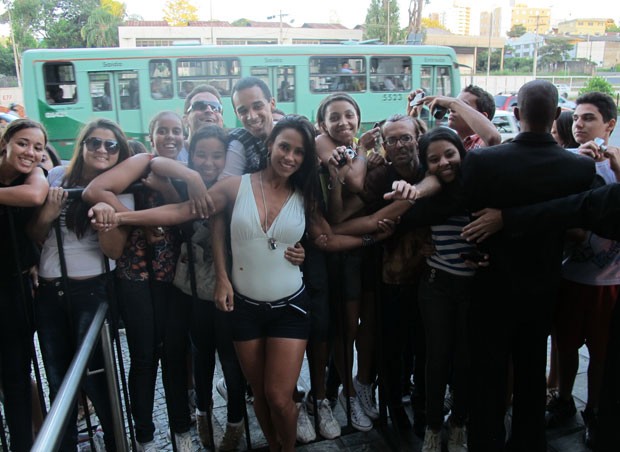 A ex-BBB Kelly é carcada por fãs em Minas Gerais (Foto: Felipe Abílio / EGO)