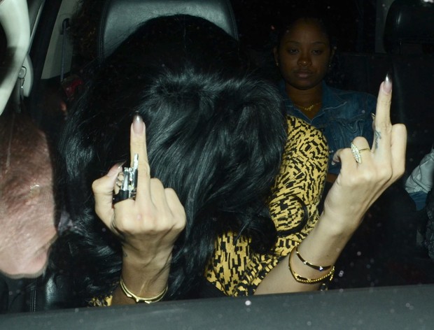 Rihanna faz gesto obsceno para paparazzo - X17 (Foto: X17)