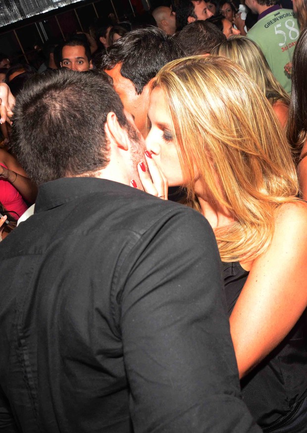 Cristiano beijando loira (Foto: Ari Kaye / divulgação)