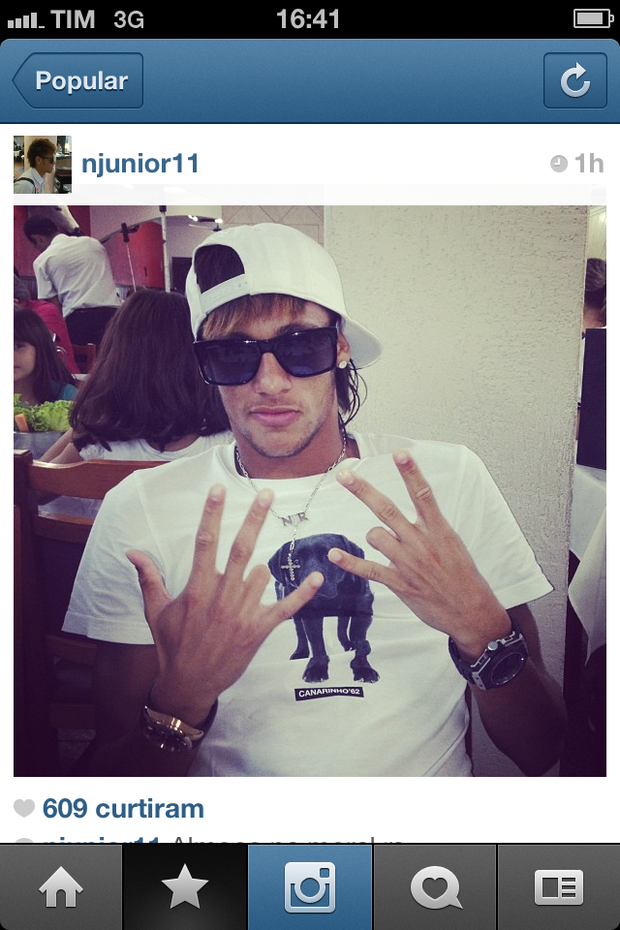 Neymar posta foto no Instagran usando dois relógios (Foto: Reprodução / Instagran)