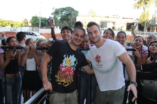 Os ex-BBBs Wesley e Rafa com fãs na porta de hotel em Belo Horizonte (Foto: Wesley Costa / Ag. News)