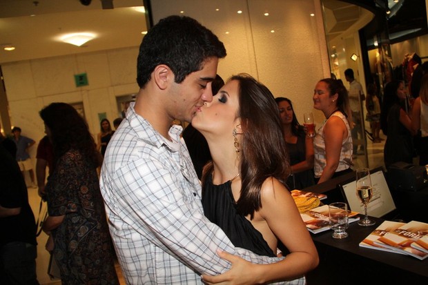 Miguel Rômulo e Pérola Faria se beijam em inauguração de loja (Foto: Ag News/ Daniel Delmiro)
