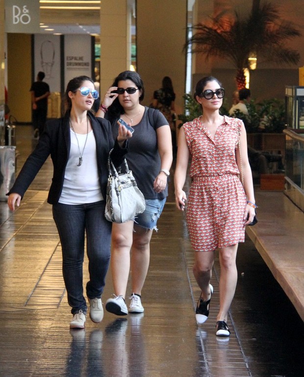 Carol Castro e amigas em passeio por um shopping no Rio (Foto: Daniel Delmiro / Ag. News)