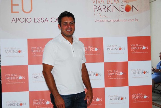 Luigi Baricelli participa de ação de conscientização sobre Mal de Parkinson em shopping de São Paulo (Foto: Celso Akin / Ag. News)