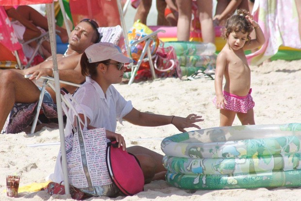 Amandha Lee na praia do Leblon com a filha (Foto: J.Humberto / AgNews)