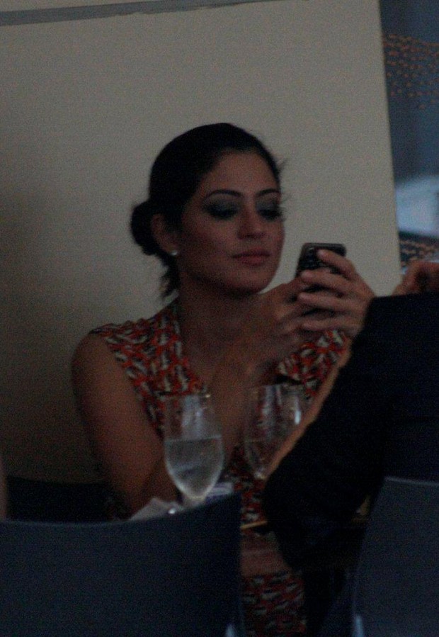 Carol Castro não desgruda o olho do celular em jantar com amigos (Foto: J. Humberto / Ag. News)