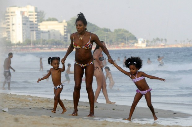 Gloria Maria e as filhas na praia do Leblon, no Rio (Foto: Edson Teófilho / Photo Rio News)