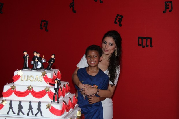 Franciely Freduzesk com o filho, Lucas, na festa de aniversário do menino (Foto: Clayton Militão / Photo Rio News)