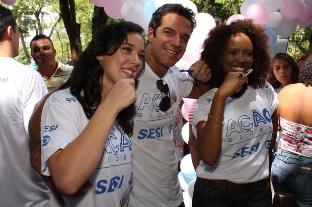 Adriana Birolli, Carlos Machado e Isabel Filardis participam do Ação Global no RJ (Foto: Henrique Oliveira/ Photo Rio News)