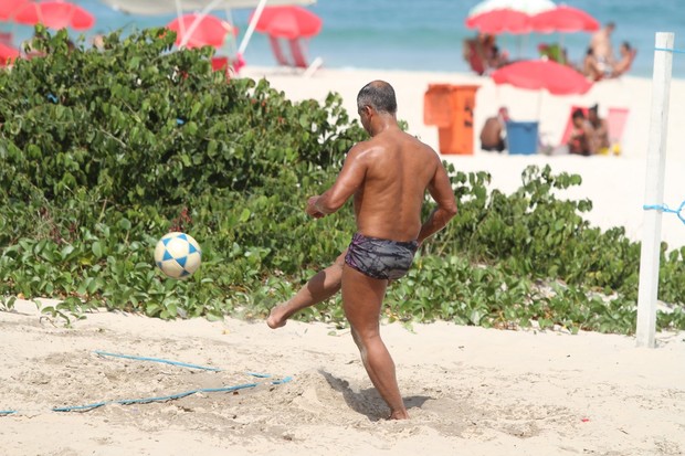 Romário joga futivôlei na praia da Barra da Tijuca ni RJ (Foto: Clayton Militão/ Photo Rio News)