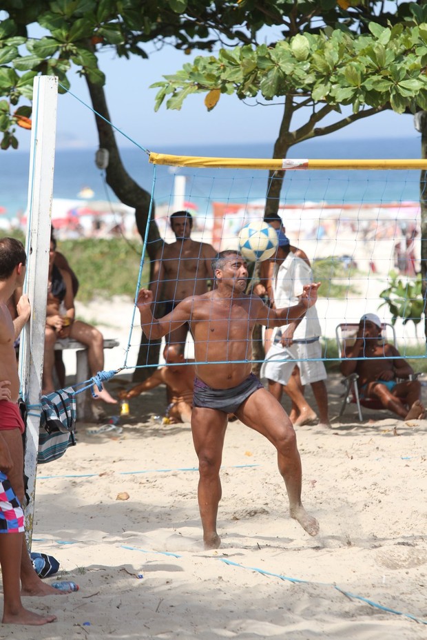 Romário joga futivôlei na praia da Barra da Tijuca no RJ (Foto: Clayton Militão/ Photo Rio News)
