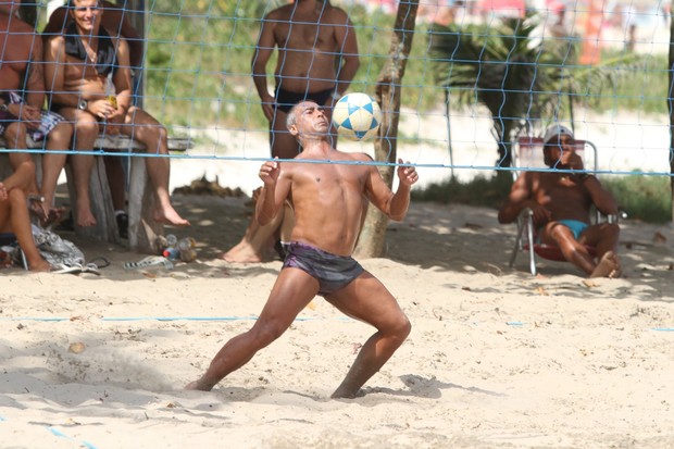 Romário joga futivôlei na praia da Barra da Tijuca ni RJ (Foto: Clayton Militão/ Photo Rio News)