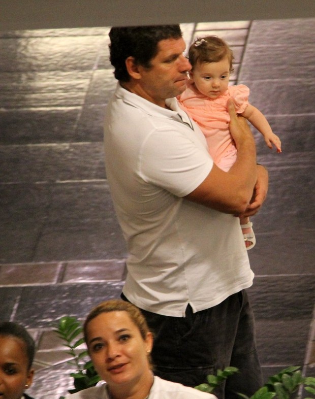 Alexandre Accioly com a filha em shoppping no Rio (Foto: Daniel Delmiro / Ag. News)