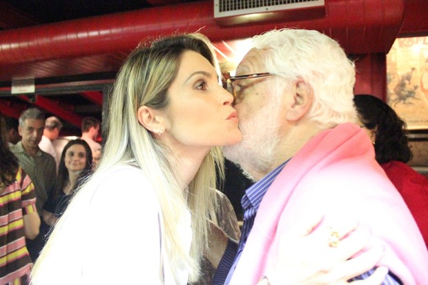 Flávia Alessandra encontra Manoel Carlos no teatro (Foto: Fausto Candelária/ Agnews)