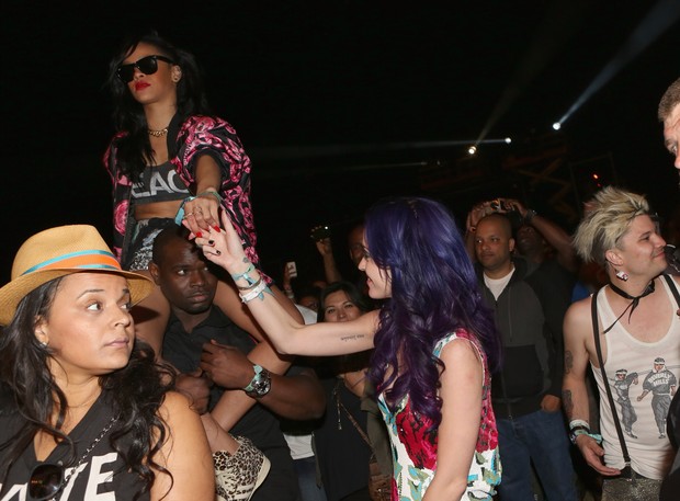 Rihanna e Katy Perry no terceiro dia do festival de música Coachella em Indio, na Califórnia, nos EUA (Foto: Getty Images/ Agência)